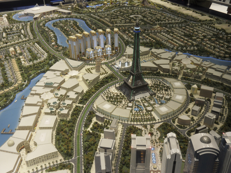 Illustration for article titled Bizarre Replicas of the Statue of Liberty and the Eiffel Tower